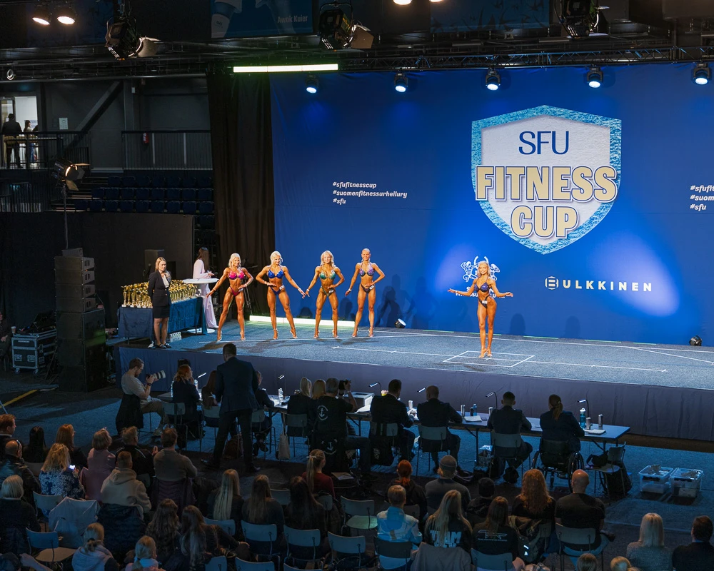 Fitnesskilpailijoita lavalla