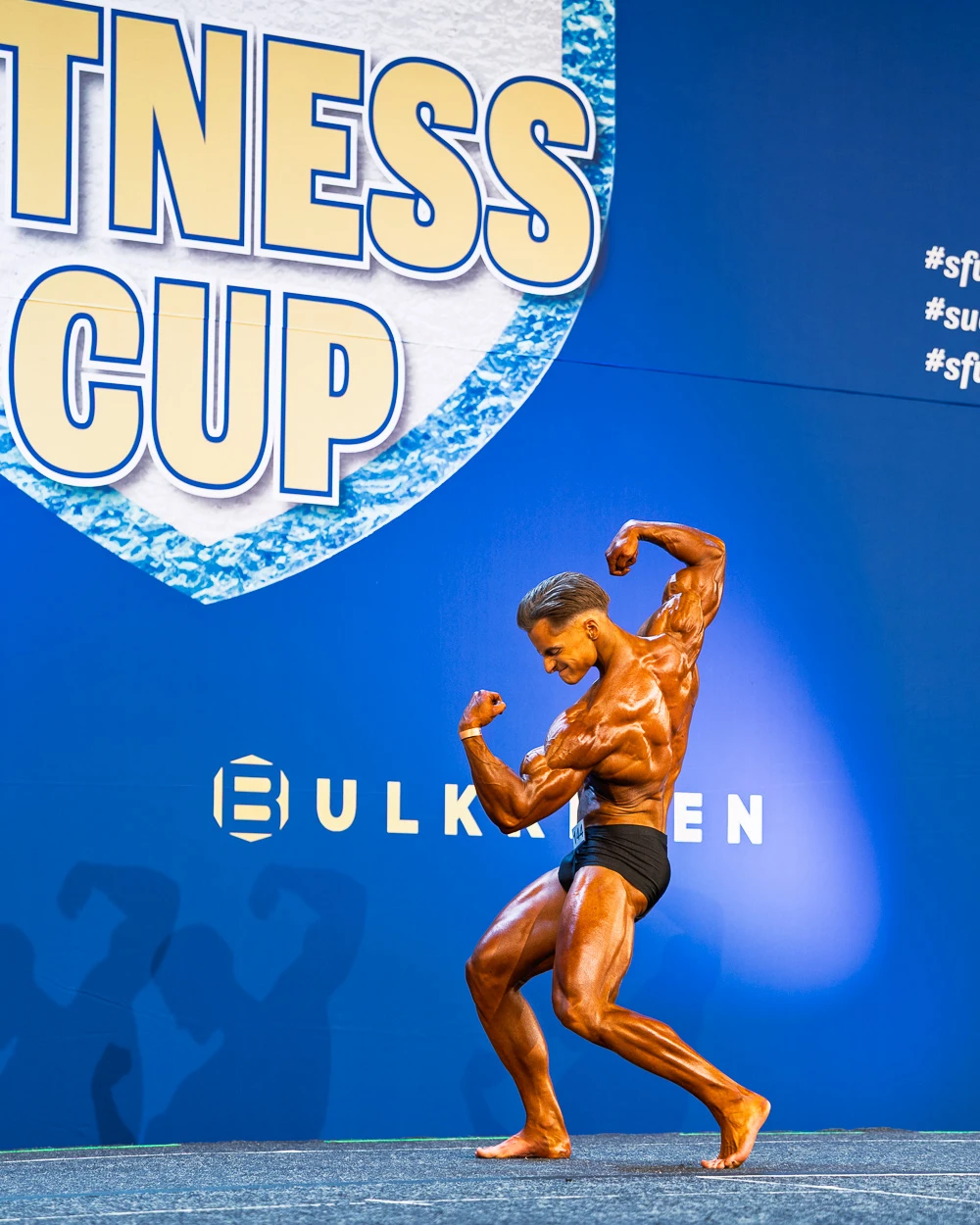 Fitnessurheilijoita lavalla