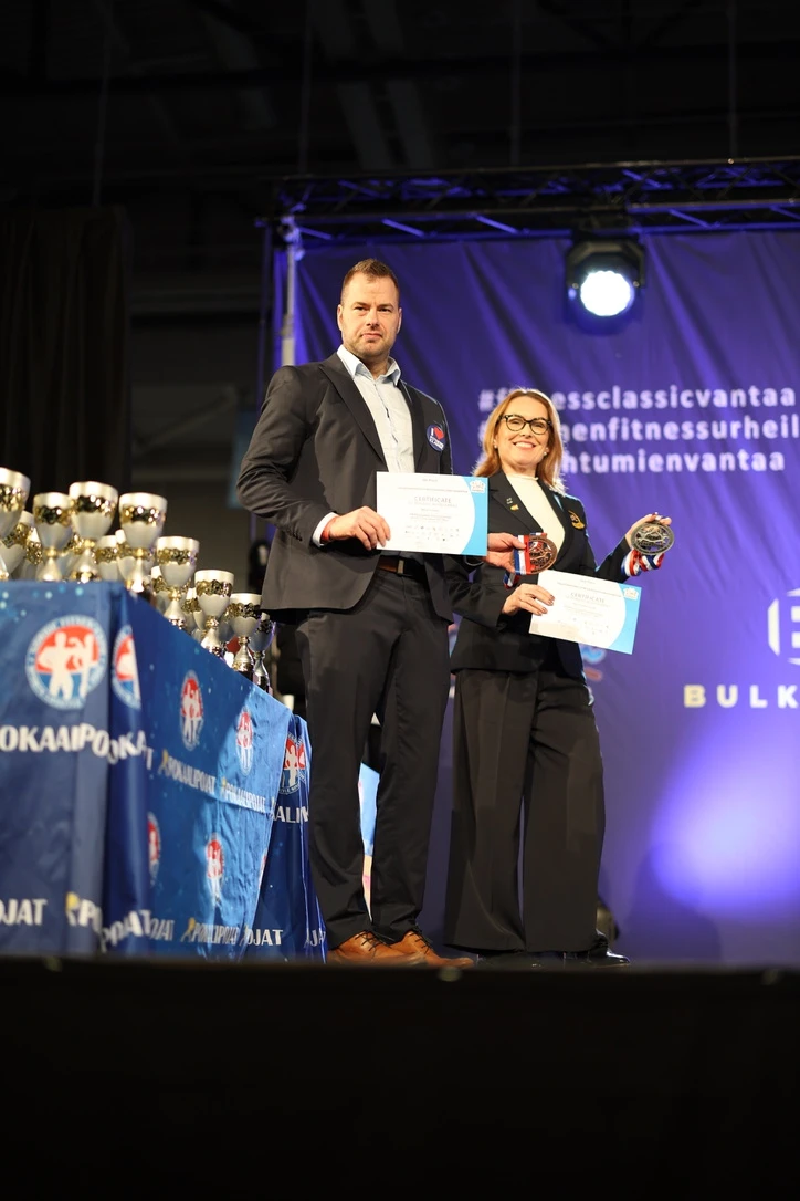 Fitnessurheilija kilpailulavalla